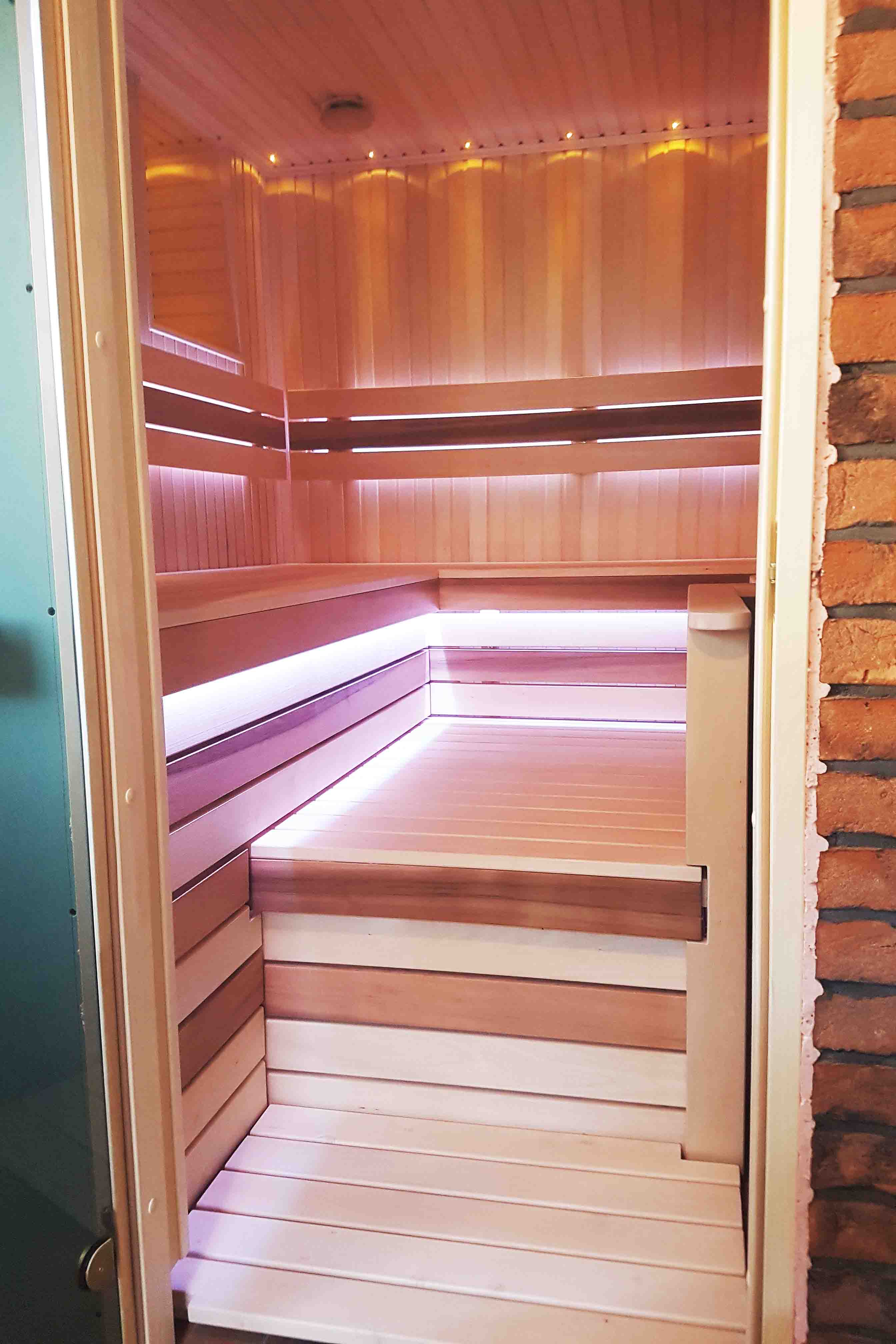 Sauna su malkine krosnele ir išorine pakura