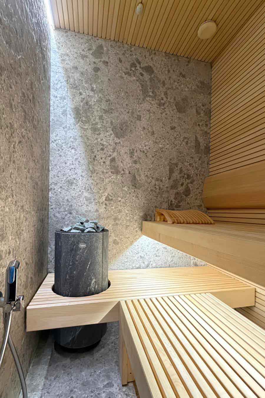 Sauna su medžio ir akmens apdaila