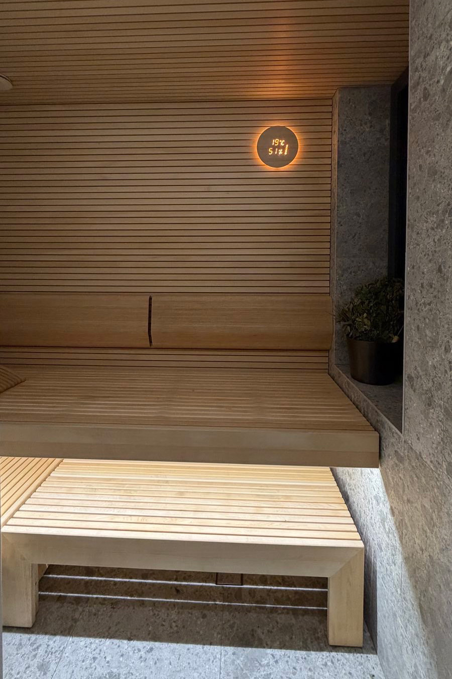 Sauna su medžio ir akmens apdaila