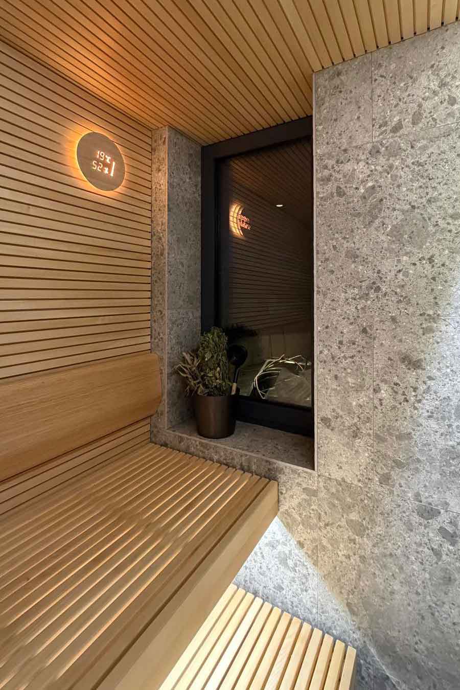 Sauna su medžio ir akmens apdaila