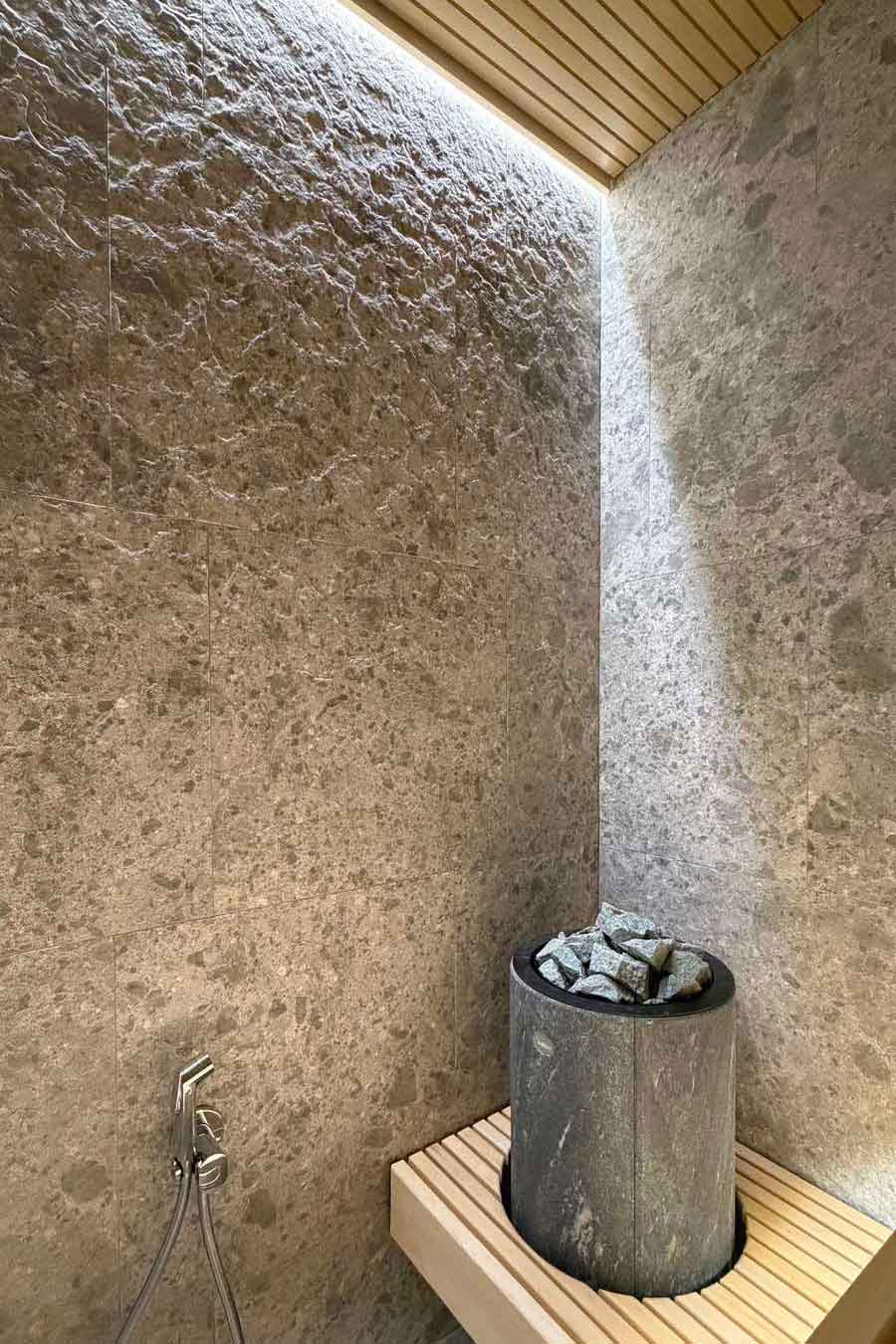 Sauna su medžio ir akmens apdaila