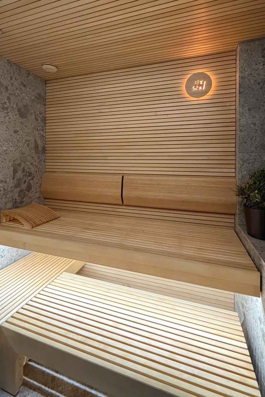 Sauna su medžio ir akmens apdaila