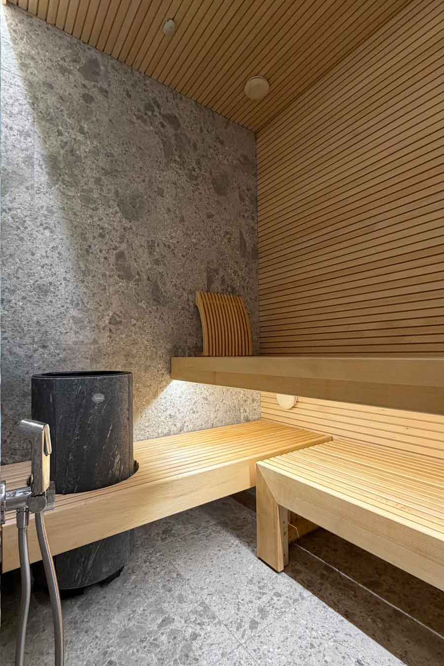 Sauna su medžio ir akmens apdaila