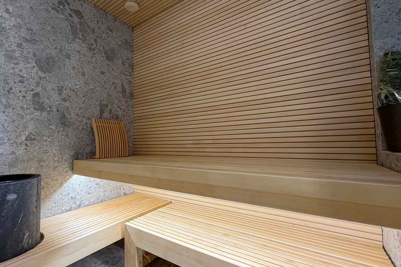 Sauna su medžio ir akmens apdaila