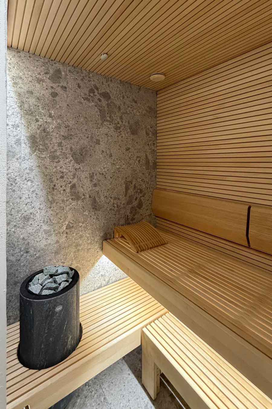 Sauna su medžio ir akmens apdaila