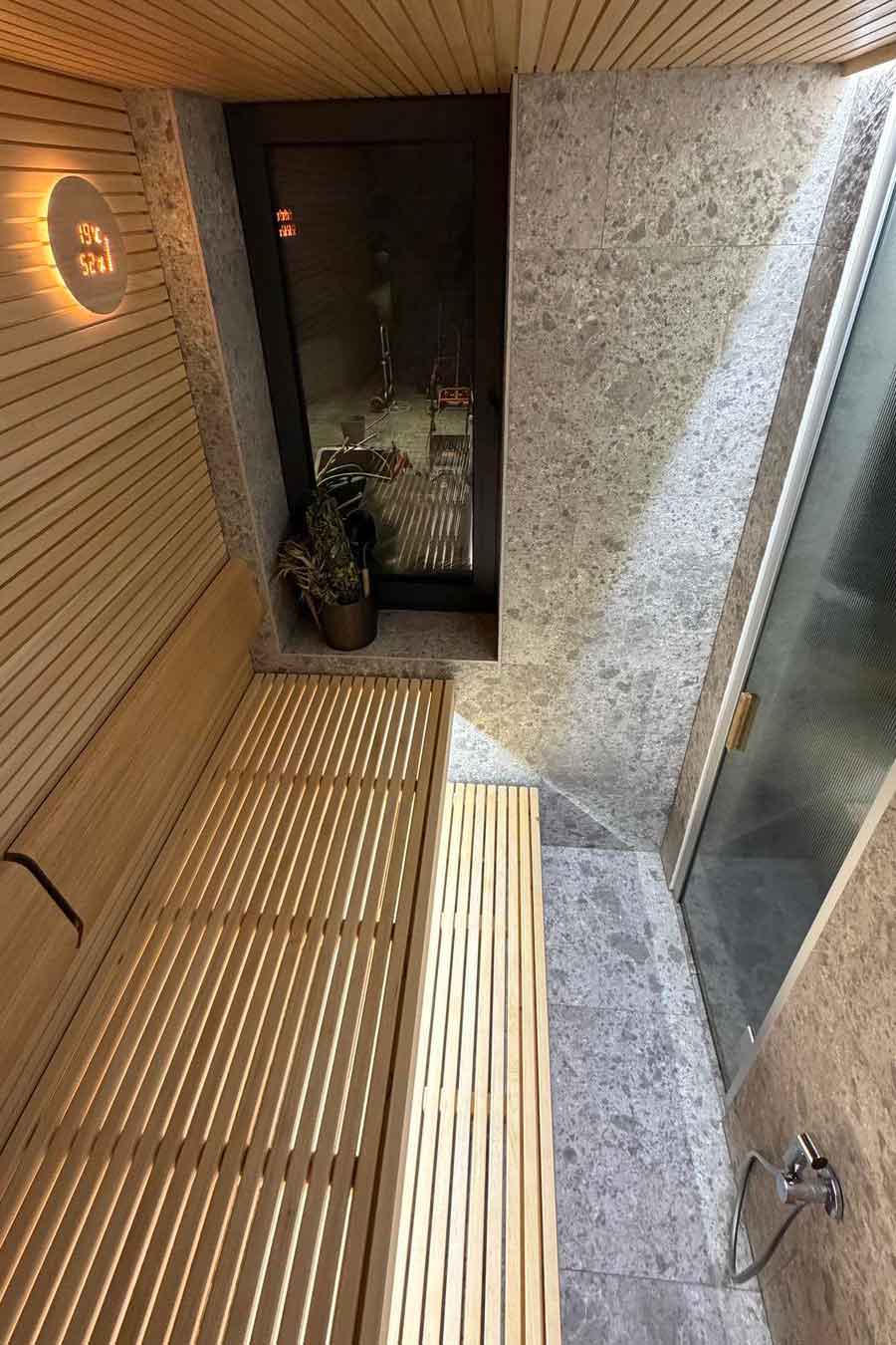 Sauna su medžio ir akmens apdaila