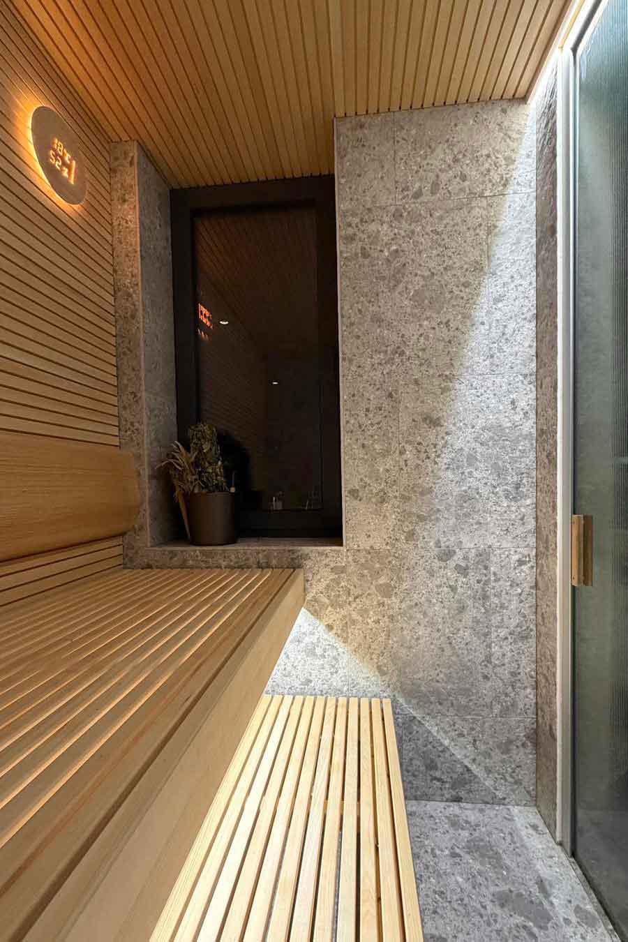 Sauna su medžio ir akmens apdaila