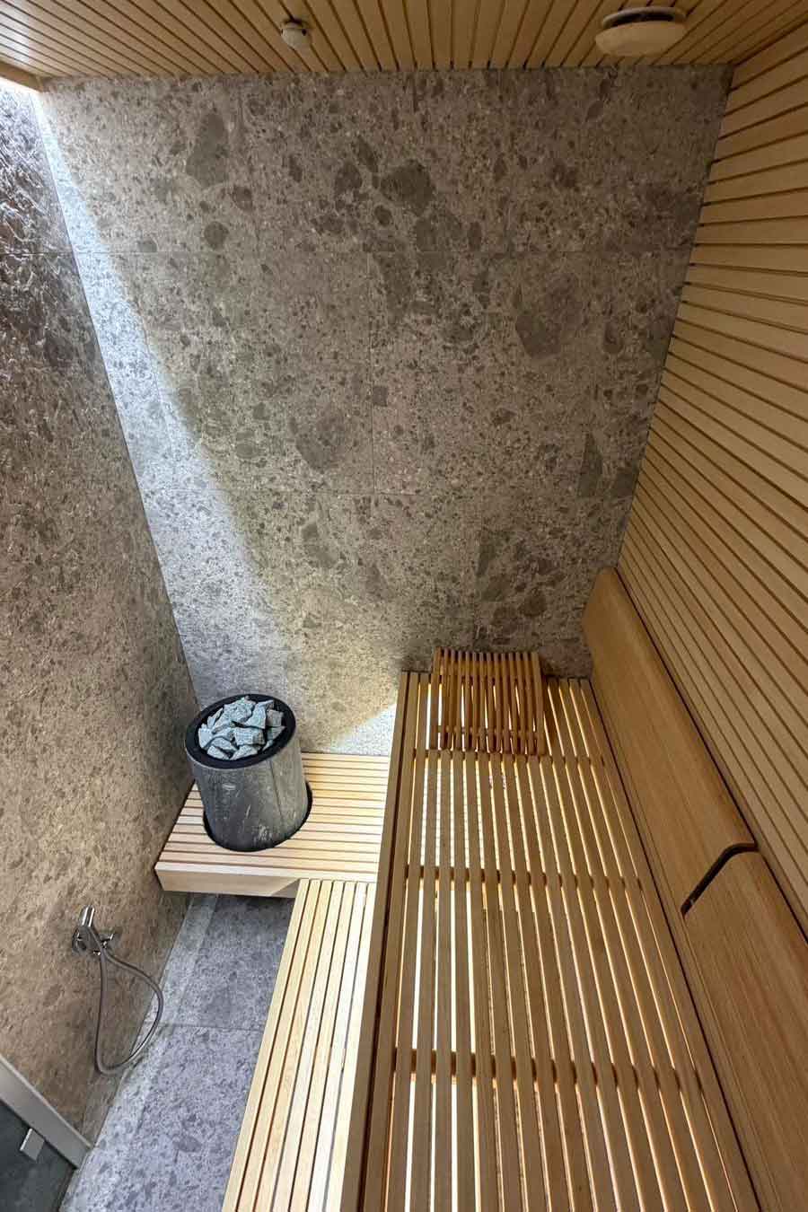 Sauna su medžio ir akmens apdaila